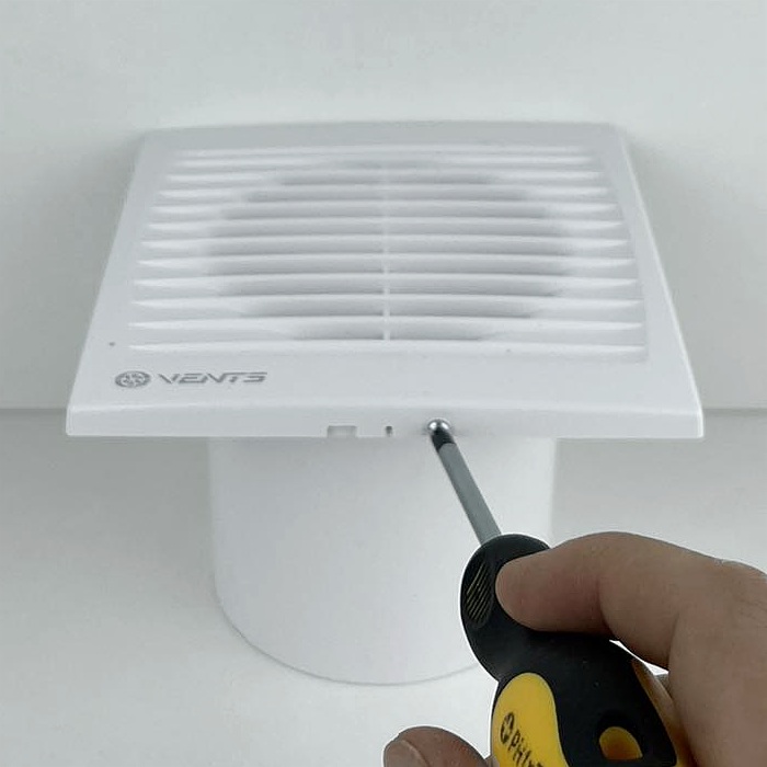 Axiální ventilátor do koupelny - sundání předního panelu